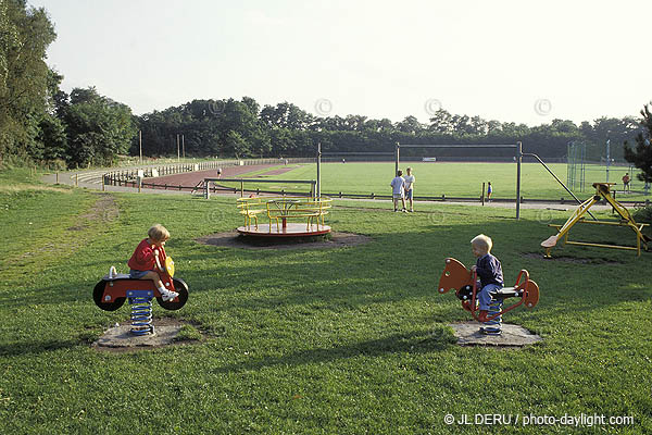 enfants dans une plaine de jeux - children in a playground
